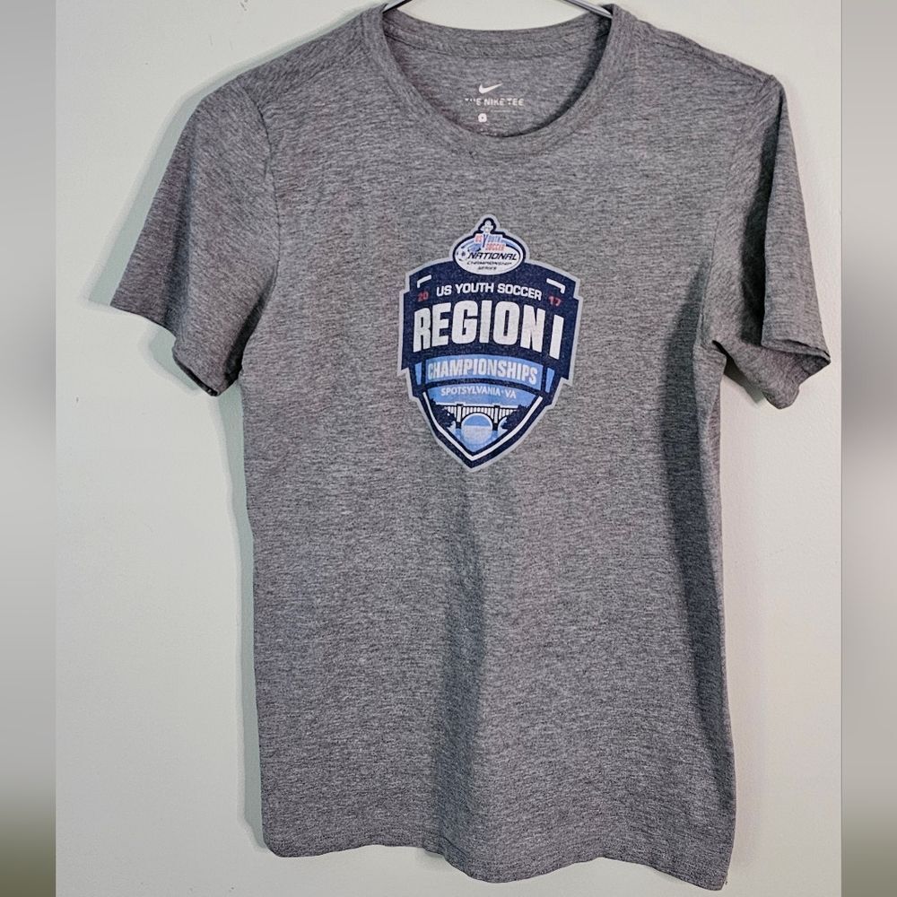 Nike Gray Short Sleeve Tee Athletic Style Size Small. GREAT 4 A BUNDLE!